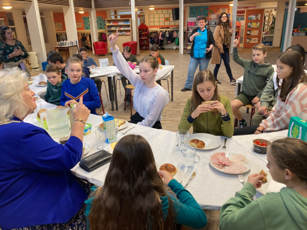 kinderen in de klas ontbijten met de burgemeester